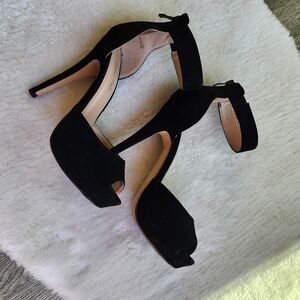 ​Dream Pairs Black Suede Platform Heels - Size 7.5